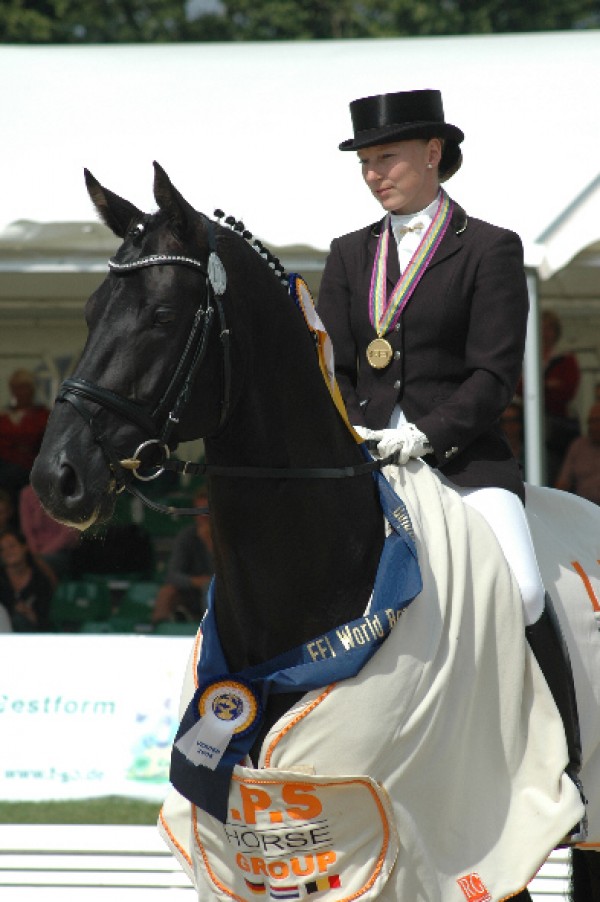 Dramatic : champion du monde chevaux de dressage de 6 ans